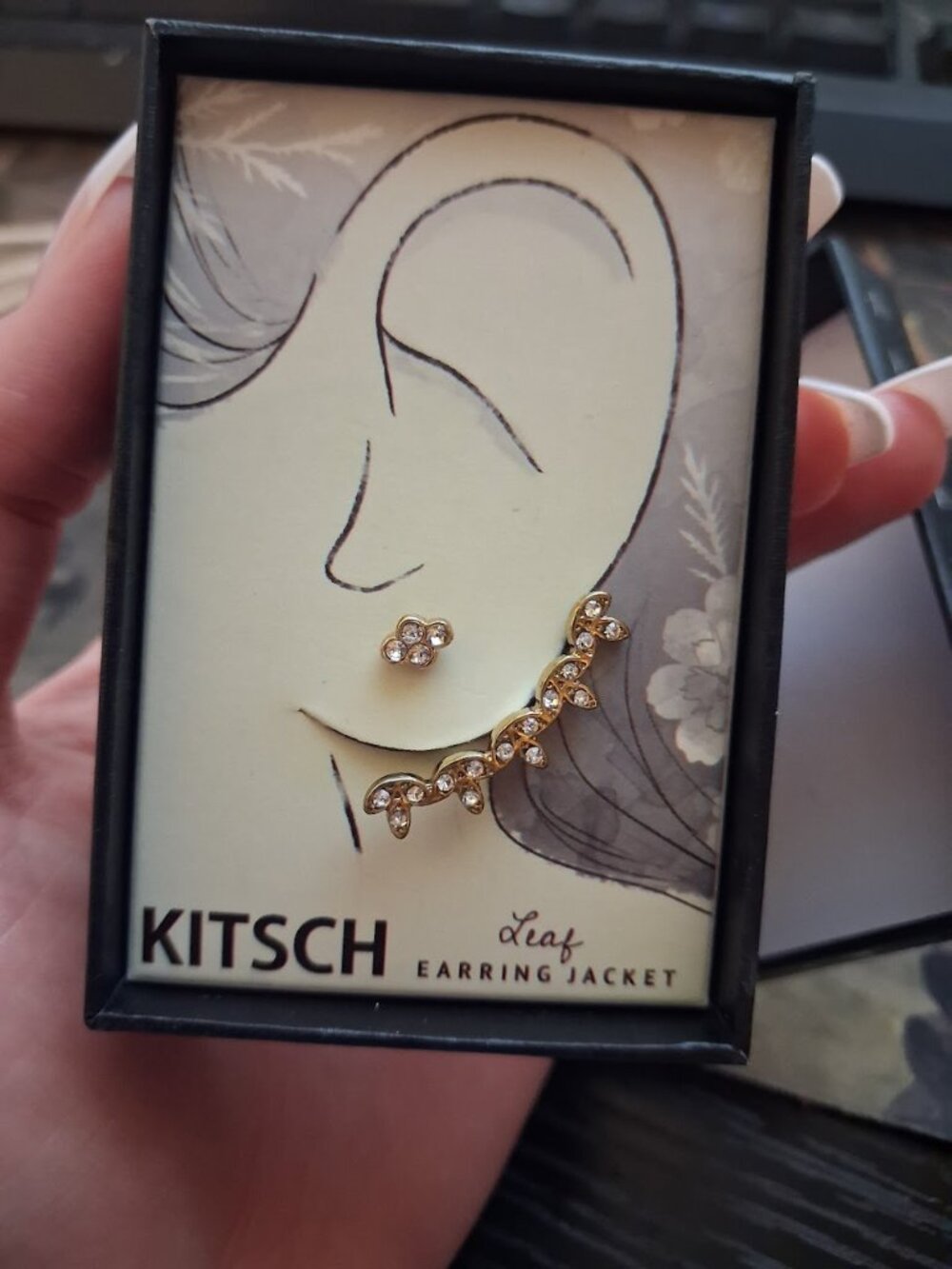 Kitsch Leaf earring jacket
